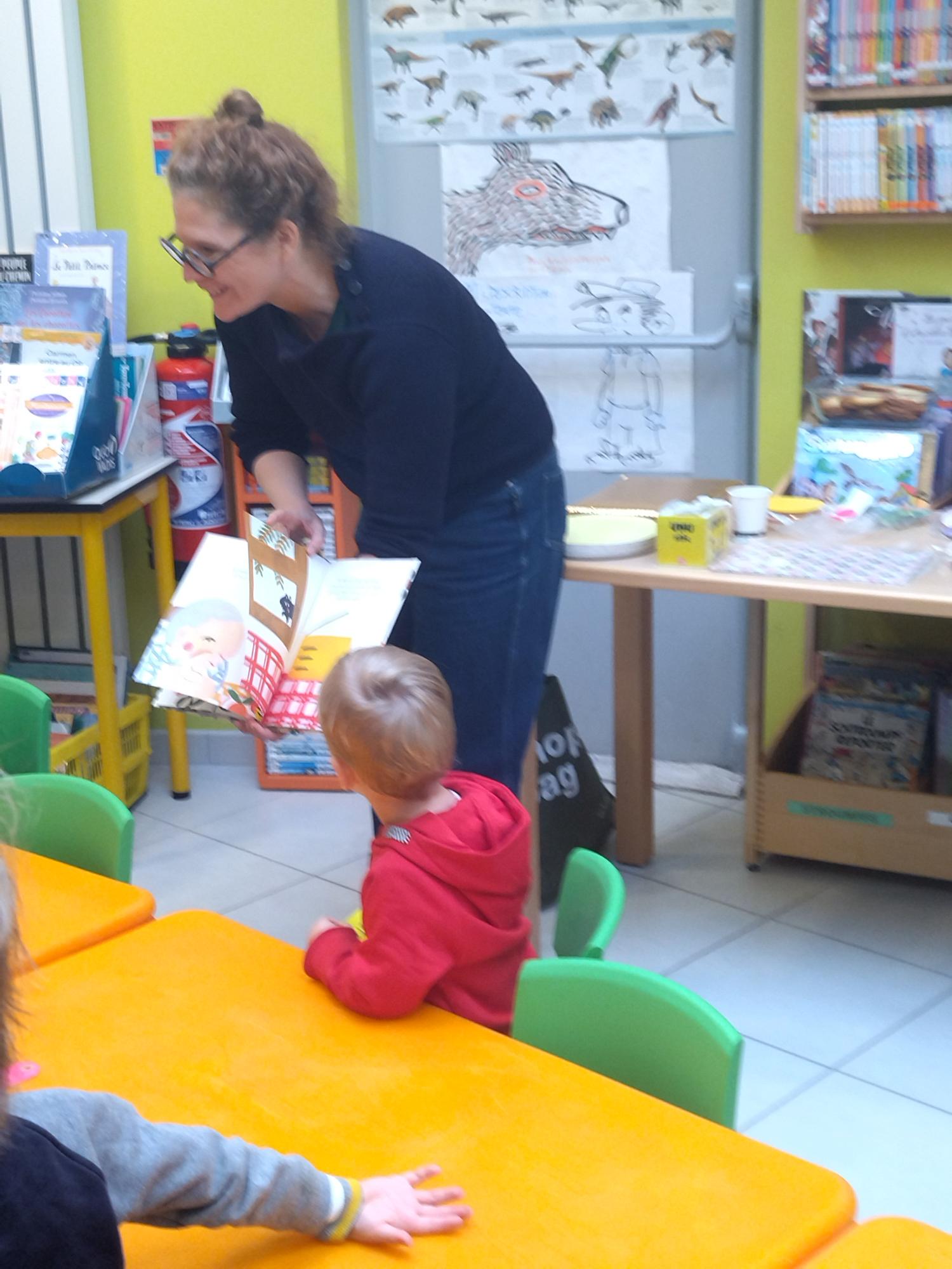 Autrice montrant son livre